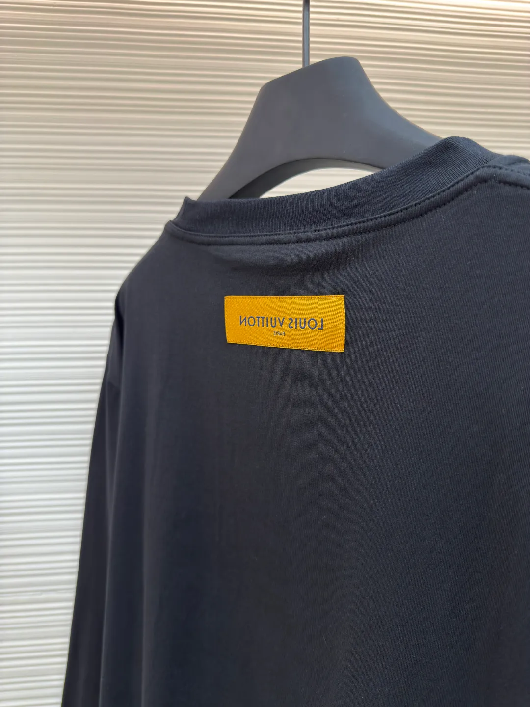 LOUIS VUITTON dark pattern embossed long sleeves ●Authentic product: purchased and developed at 5790 ●Item number: 1680170-A20 ●Fabric: pure cotton fabric ●Technology: embossed production ●Version: fitted version ●Weight: about 285 grams ●Size: XS-S-M-L ●Description: The fabric is made of 40s double-stranded long-staple cotton yarn plain weave dust-etched wool technology, and the finished fabric is passed through a mercerizing machine to increase the gloss of the fabric. It is matched with 32s double-stranded cotton cover silk cylindrical open-width rib front panel for stamping and filling process. After low-temperature stamping, the inside is filled with 3.5-mile thick sponge. The sponge is cut by laser burning to create the pattern. The bottom surface is directly sealed with low-temperature hot melt glue at 80°C through an integrated operation. The bottom material is machine washable. The overall routing is straight and delicate, the fabric is comfortable and soft, the color is consistent and there is no color difference, it can be matched with the same style to create a fashionable look, and can be used in various occasions, customized accessories, complete with three standards, the same style for men and women!